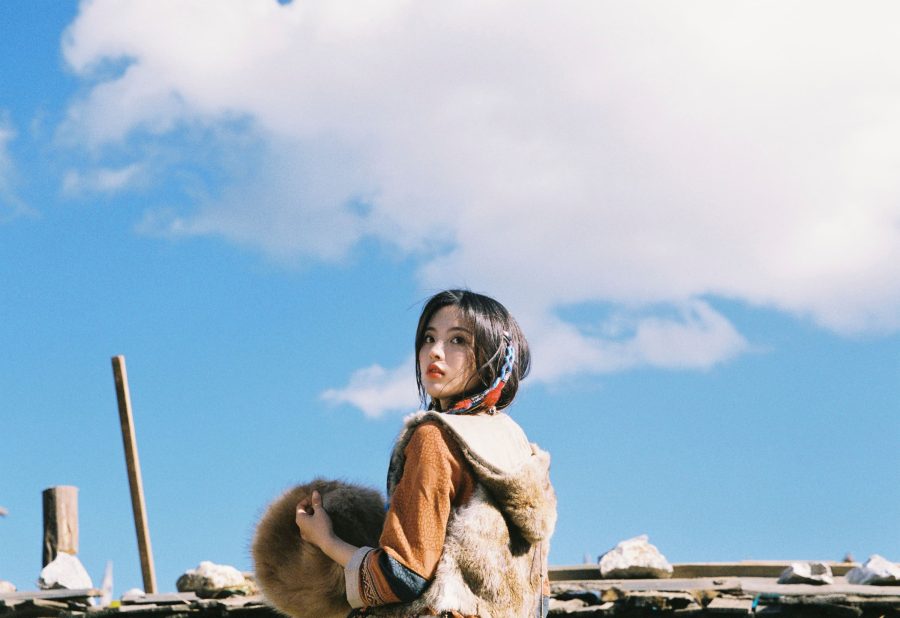 杨超越绑彩辫草原唯美写真_3