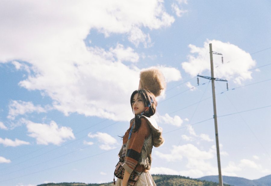 杨超越绑彩辫草原唯美写真_6