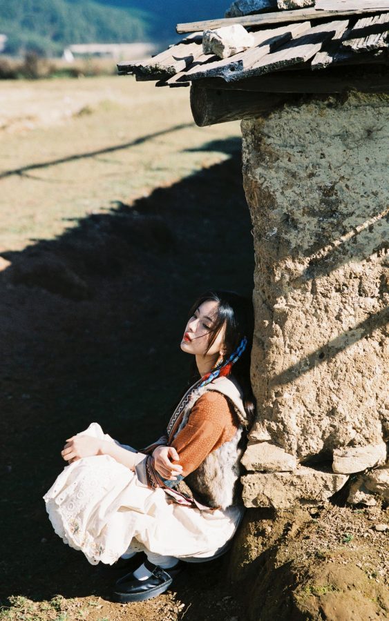 杨超越绑彩辫草原唯美写真_7