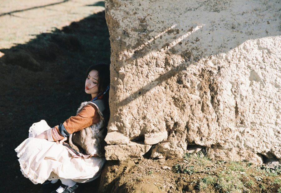 杨超越绑彩辫草原唯美写真_8