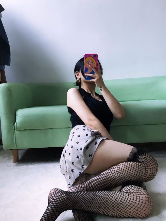 丝袜配短裙美丽又动人，加个绿沙发开心你我他_2