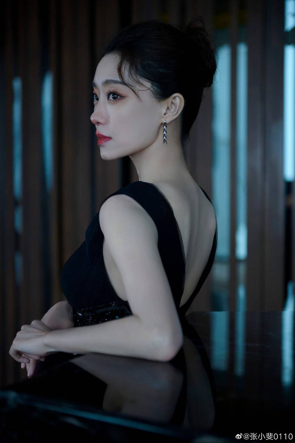 张小斐穿拼色长裙露背美照_1