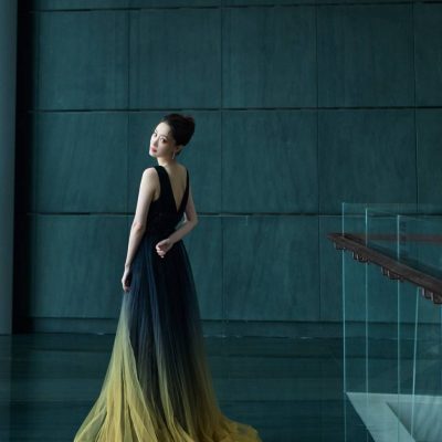 张小斐穿拼色长裙露背美照