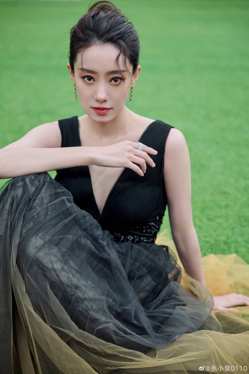 张小斐穿拼色长裙露背美照_3