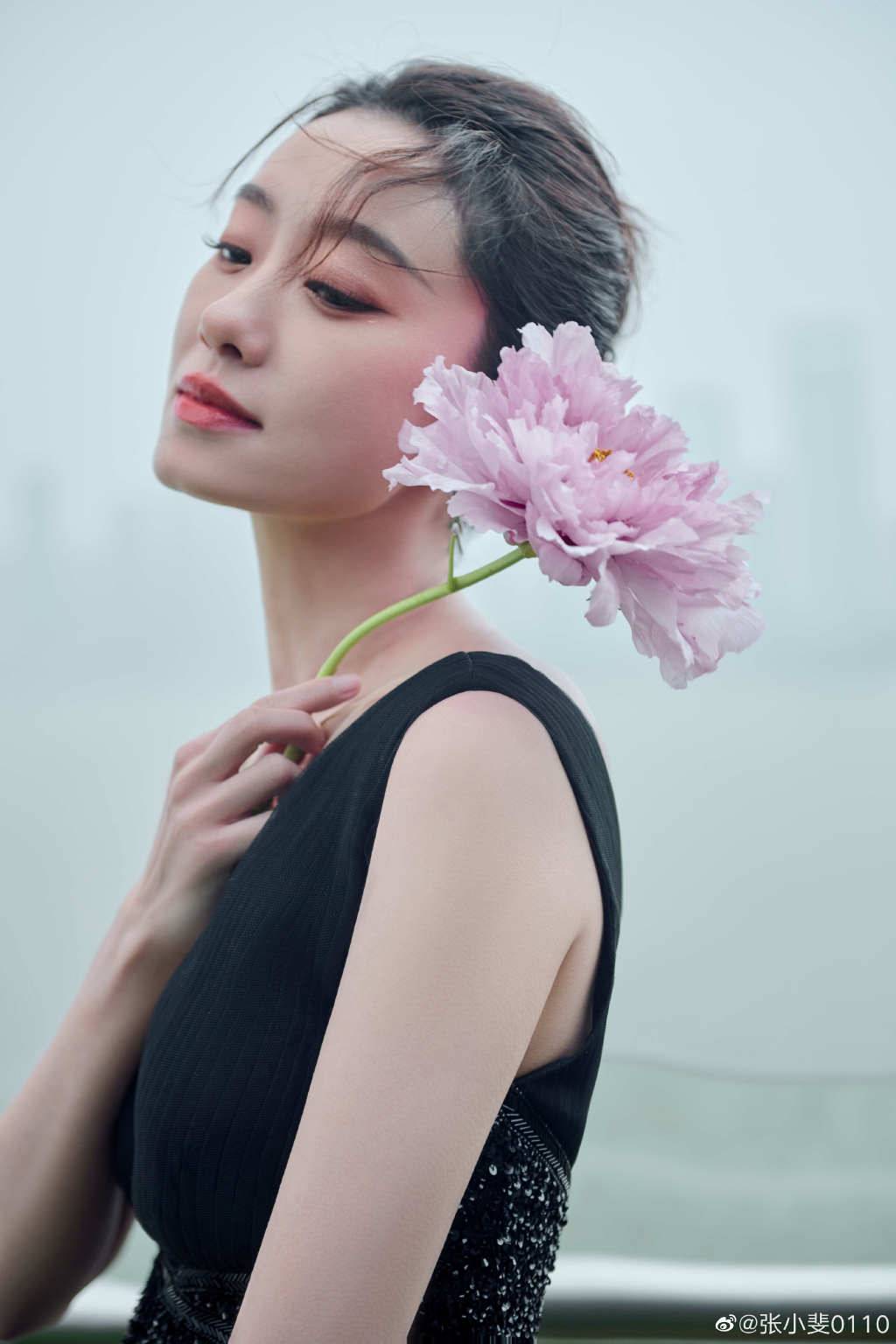 张小斐穿拼色长裙露背美照_4
