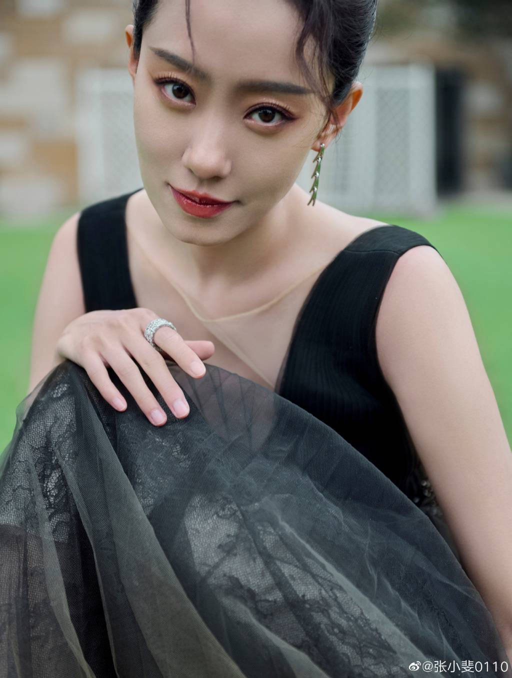 张小斐穿拼色长裙露背美照_5