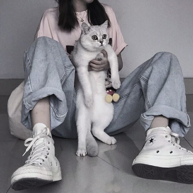 女生搂着猫咪撸猫头像，优质女生头像真人高清抱猫_16