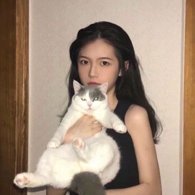 女生搂着猫咪撸猫头像，优质女生头像真人高清抱猫