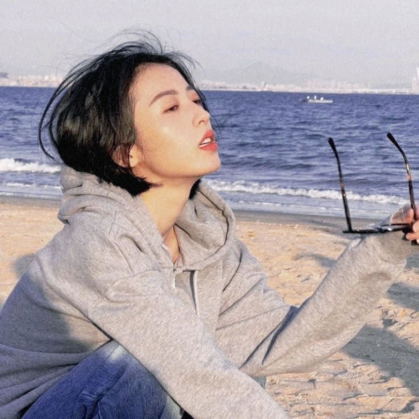 海边带眼镜的周雨彤顶级知性美女_1