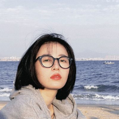 海边带眼镜的周雨彤顶级知性美女