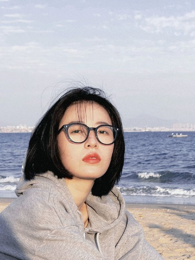 海边带眼镜的周雨彤顶级知性美女_4