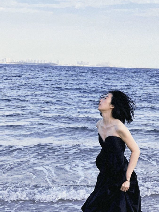 海边带眼镜的周雨彤顶级知性美女_8