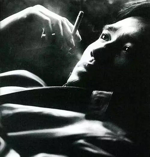 梁朝伟帅气瞬间黑白照 眼神忧郁 抽烟姿势太帅了！_2