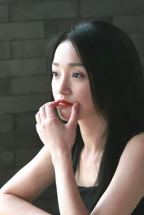 知性美女周迅喝咖啡胡萝卜手指特写_1