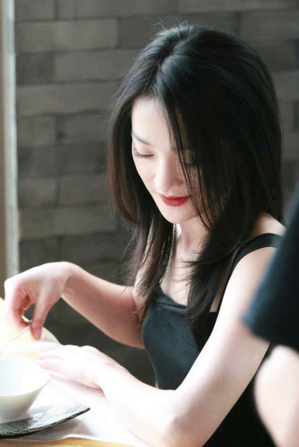 知性美女周迅喝咖啡胡萝卜手指特写_2