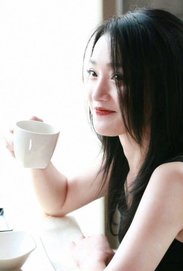 知性美女周迅喝咖啡胡萝卜手指特写_3