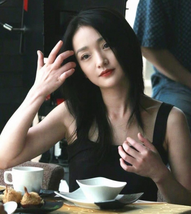 知性美女周迅喝咖啡胡萝卜手指特写_4