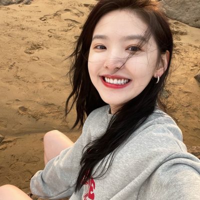 章若楠海边照 笑的很好看