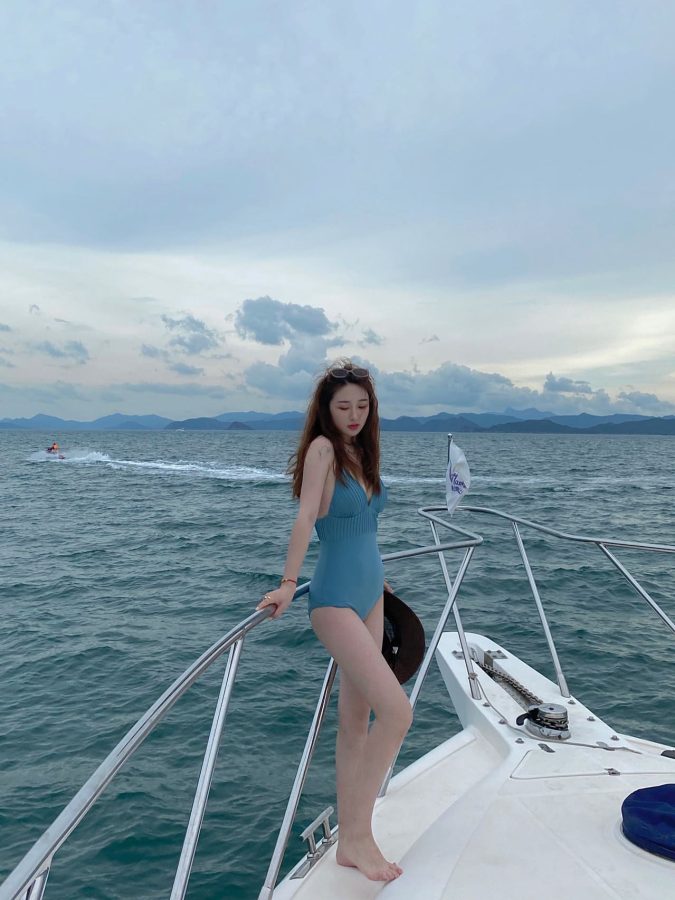 美女游艇出海自拍 这是要开派对吗？_1