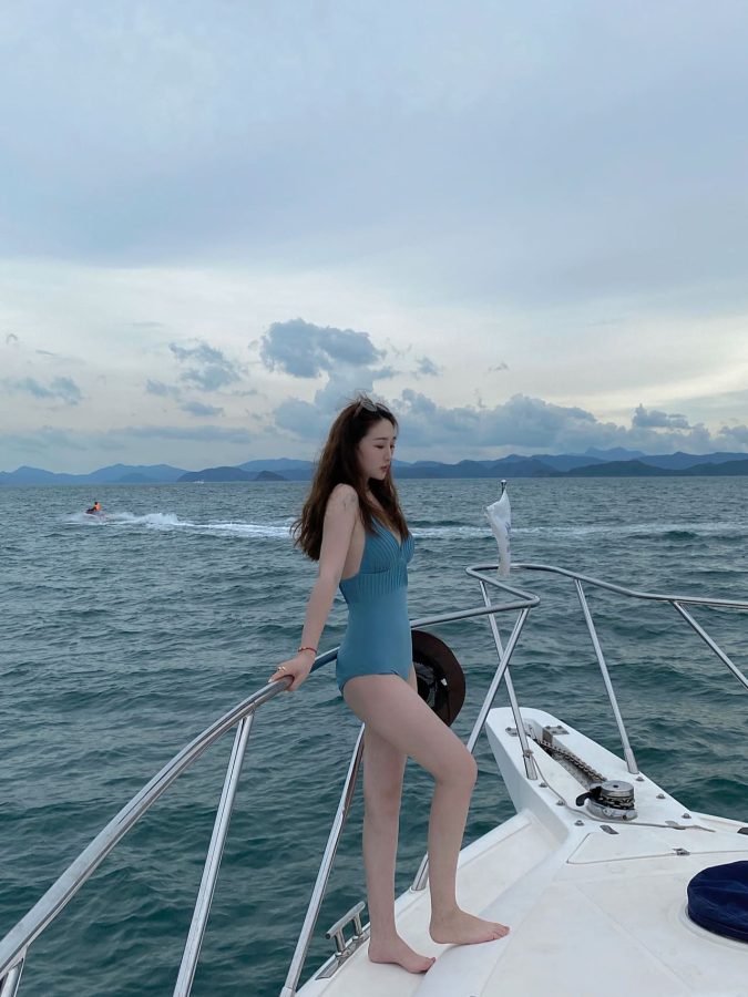 美女游艇出海自拍 这是要开派对吗？_2