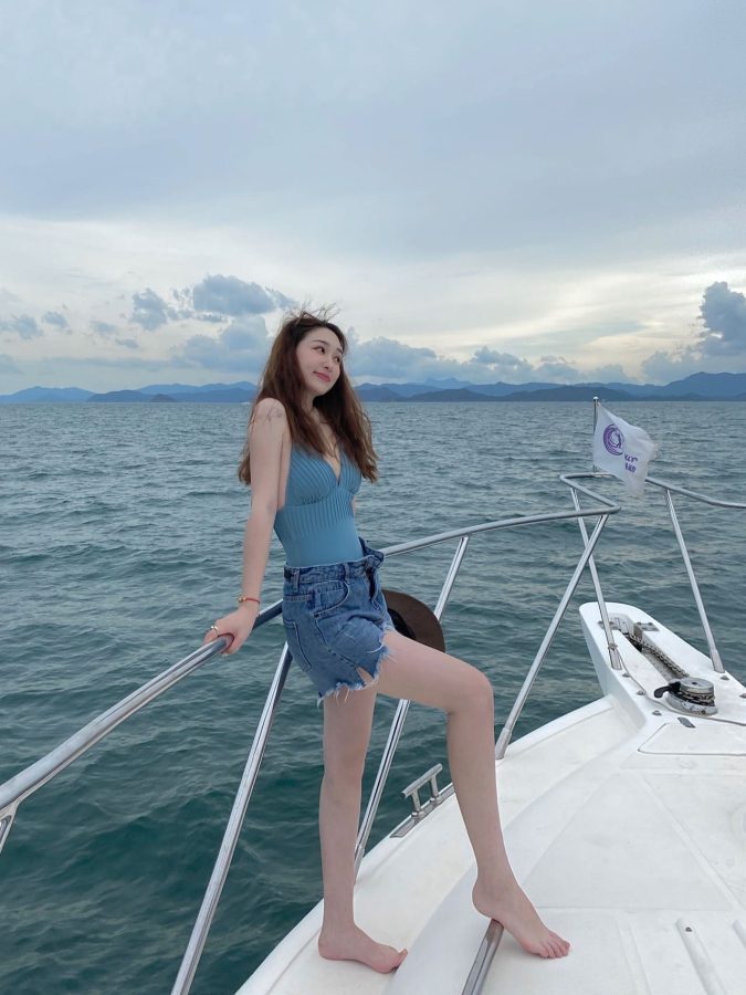 美女游艇出海自拍 这是要开派对吗？_5