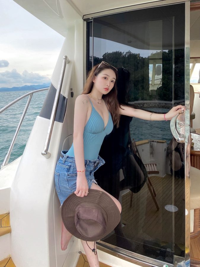 美女游艇出海自拍 这是要开派对吗？_6