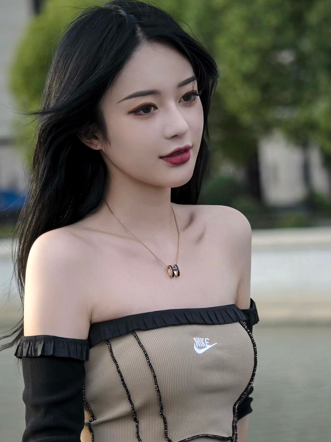 上海外滩乍浦路桥美女nike齐肩背心穿搭_4