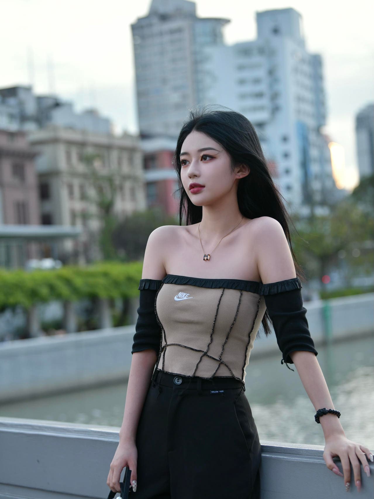 上海外滩乍浦路桥美女nike齐肩背心穿搭_3