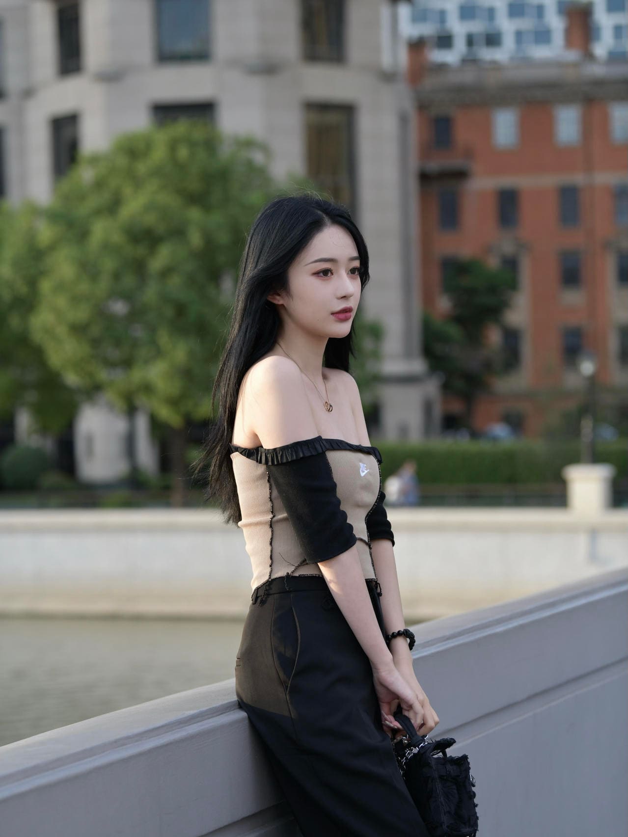 上海外滩乍浦路桥美女nike齐肩背心穿搭_2