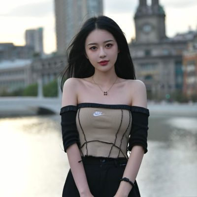 上海外滩乍浦路桥美女nike齐肩背心穿搭