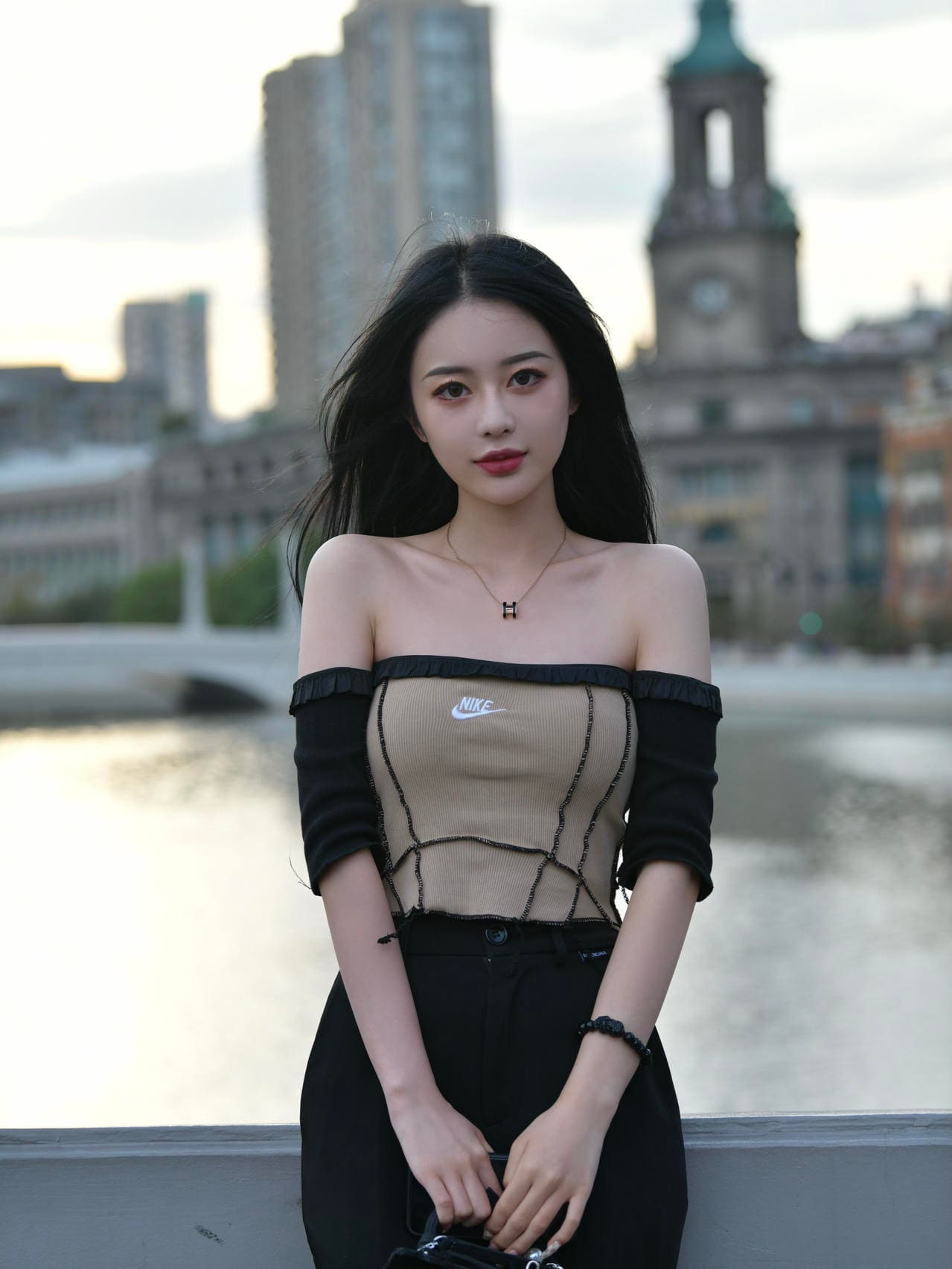 上海外滩乍浦路桥美女nike齐肩背心穿搭_1