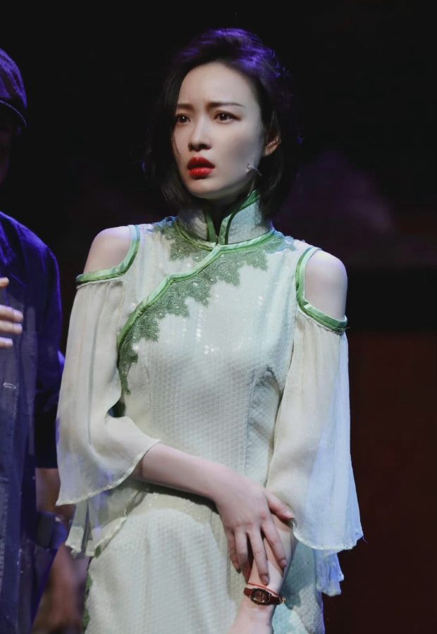 话剧《幺幺洞捌》倪妮绿色旗袍_2