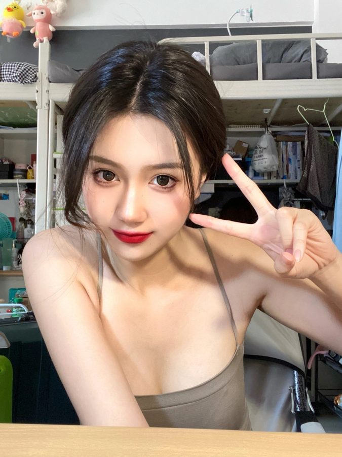 纯欲美女大学生宿舍吊带背心红唇自拍