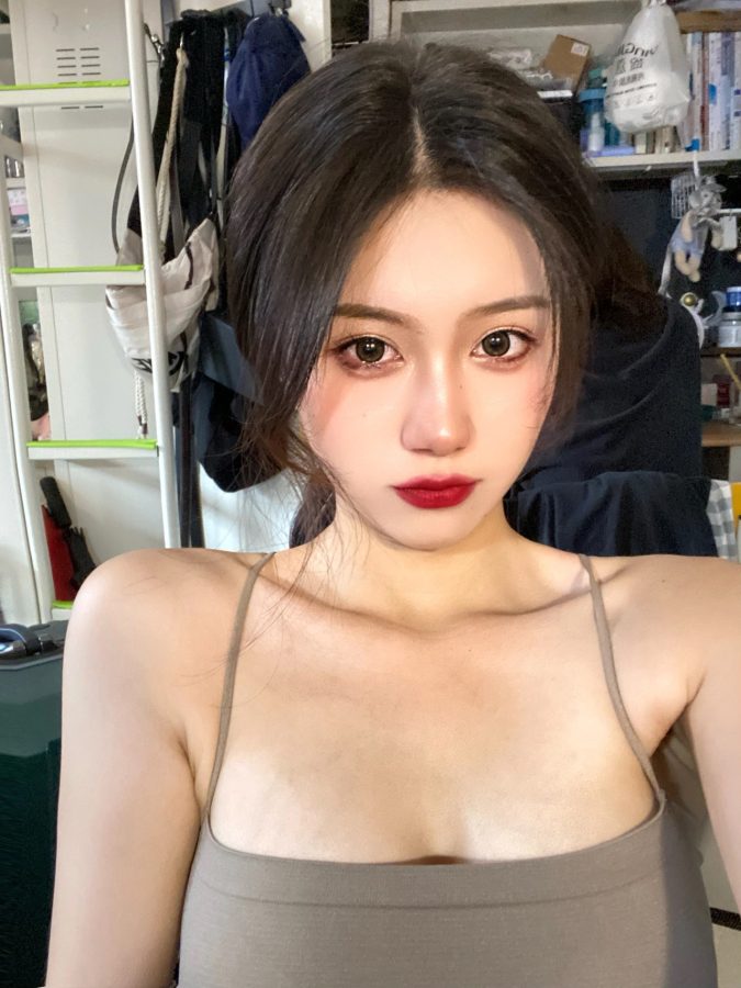 纯欲美女大学生宿舍吊带背心红唇自拍_2