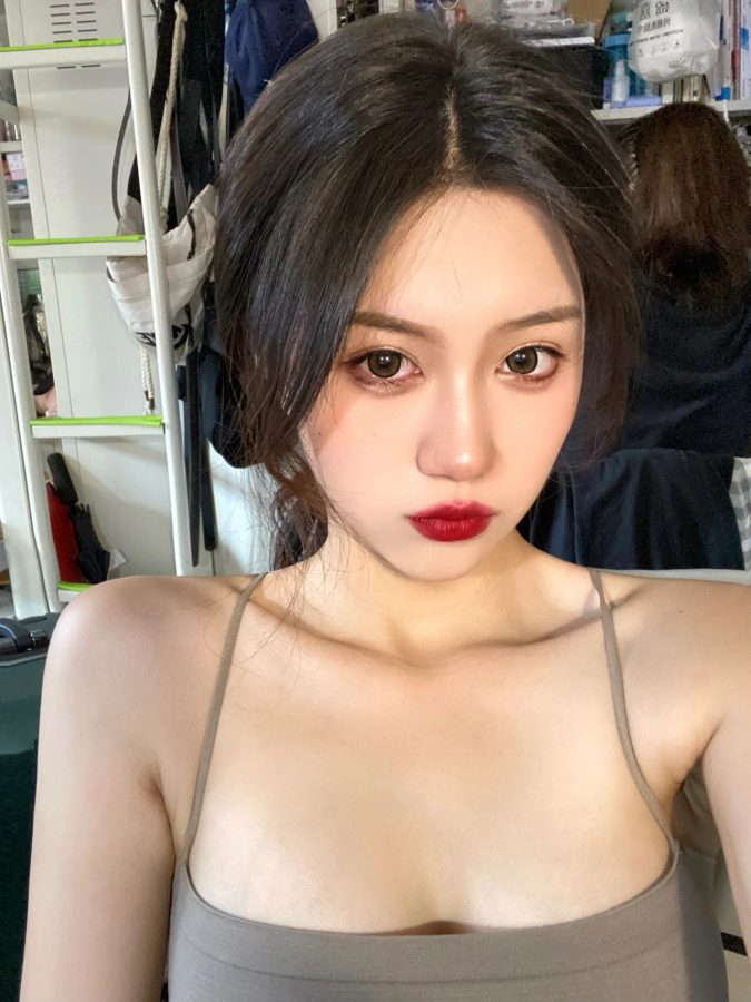 纯欲美女大学生宿舍吊带背心红唇自拍_3