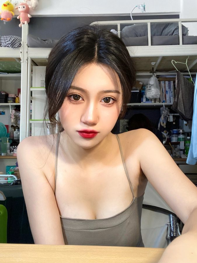 纯欲美女大学生宿舍吊带背心红唇自拍_4