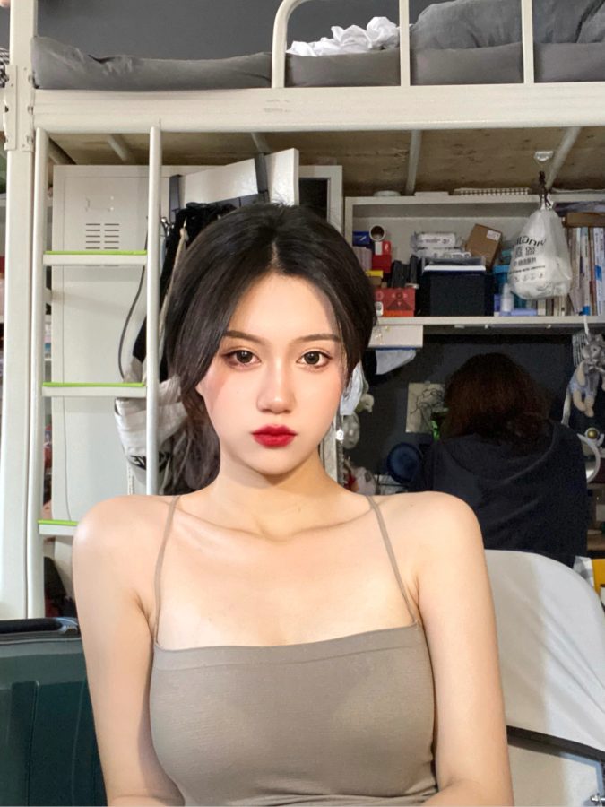 纯欲美女大学生宿舍吊带背心红唇自拍_5