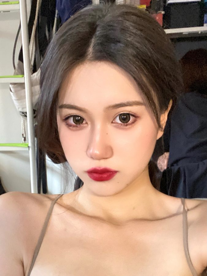 纯欲美女大学生宿舍吊带背心红唇自拍_6