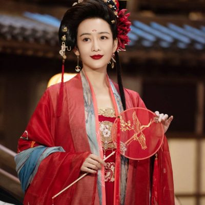 王鸥古装花魁造型，穿金丝红装持圆扇