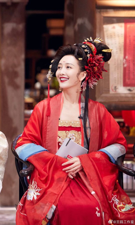 王鸥古装花魁造型，穿金丝红装持圆扇_3