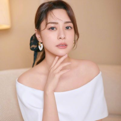 阿娇钟欣潼白色一字肩长裙走纯欲风