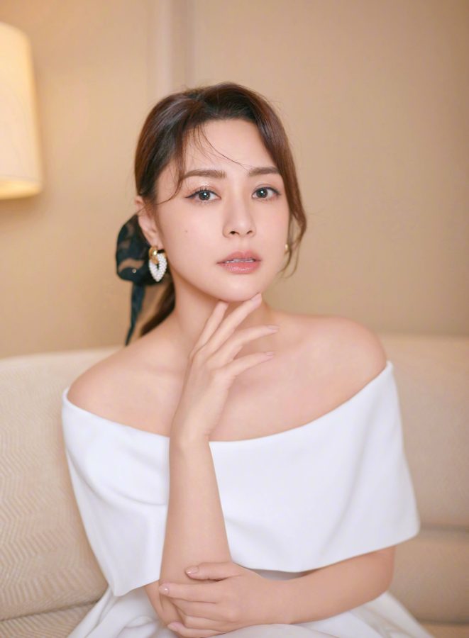 阿娇钟欣潼白色一字肩长裙走纯欲风_1