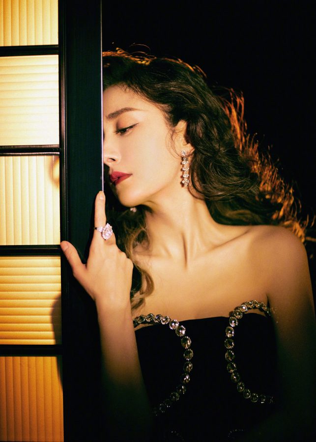 杨幂蝴蝶开衩裙大波浪发型秀s曲线_1