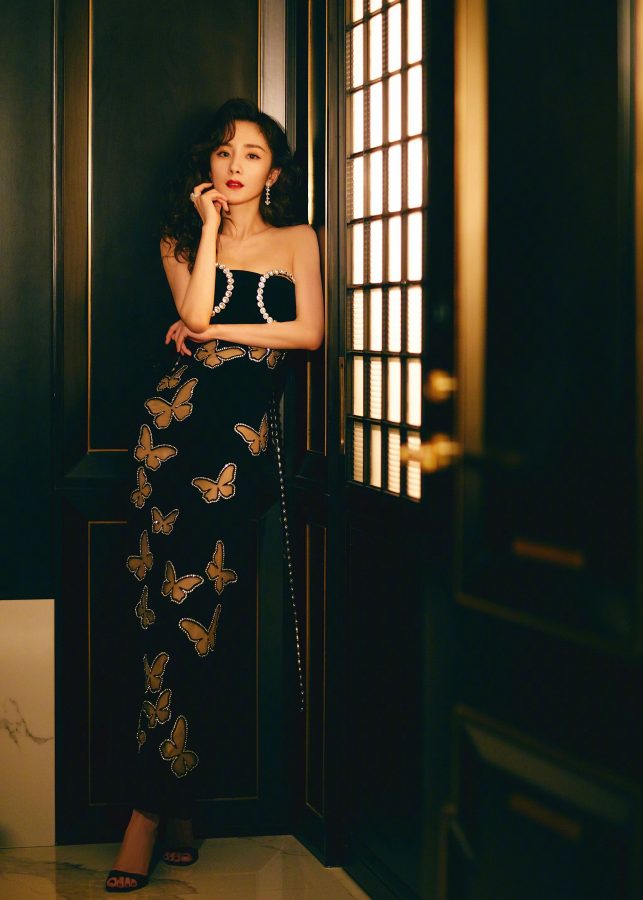 杨幂蝴蝶开衩裙大波浪发型秀s曲线_3