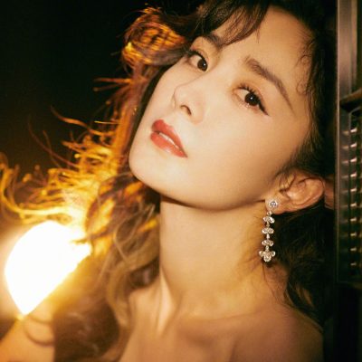 杨幂蝴蝶开衩裙大波浪发型秀s曲线