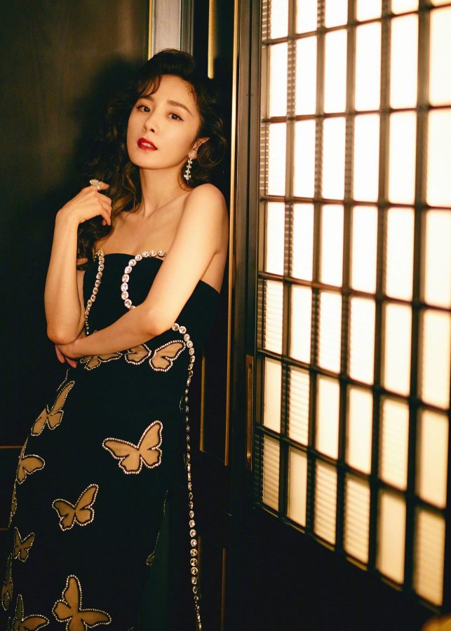 杨幂蝴蝶开衩裙大波浪发型秀s曲线_7