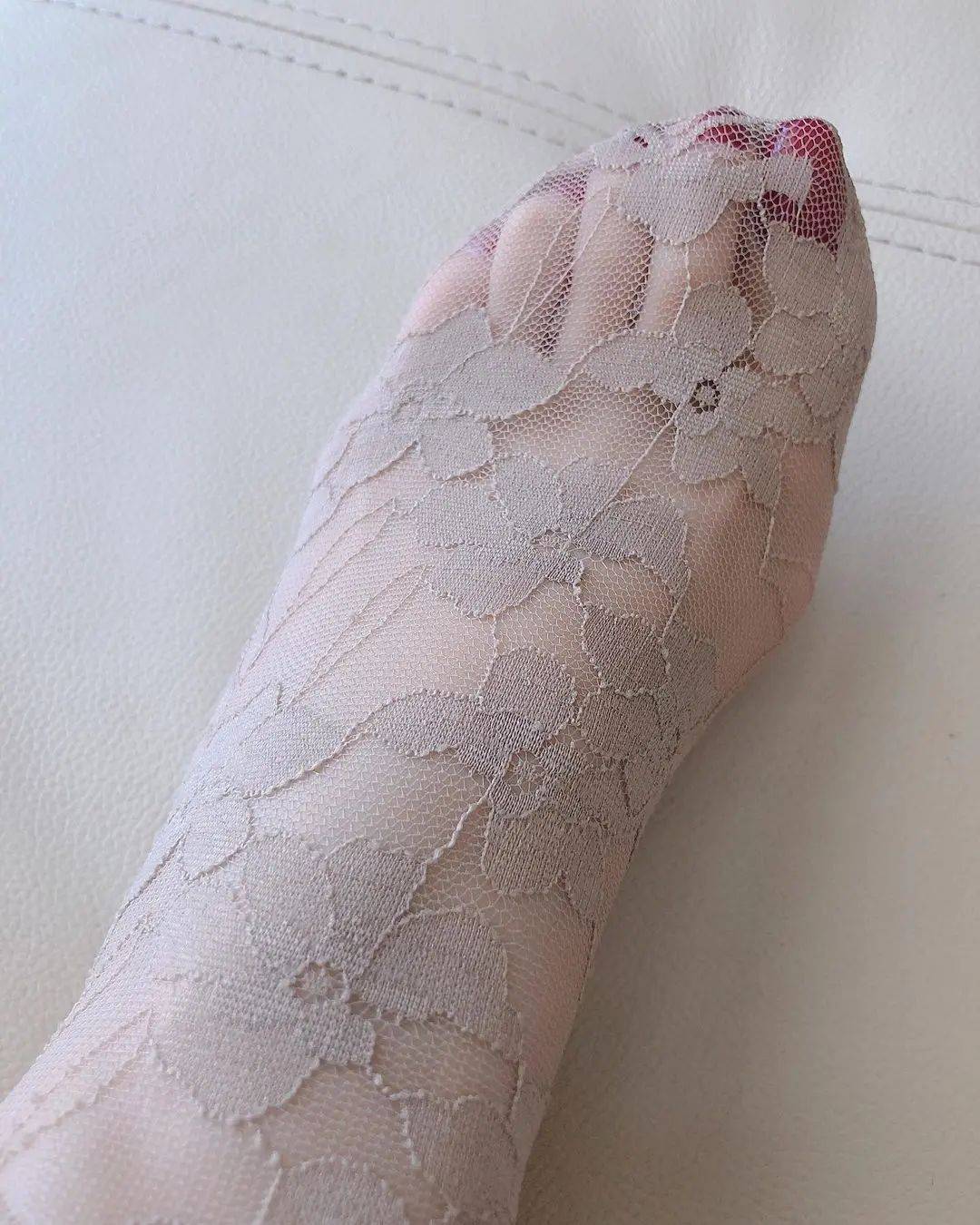 美脚搭配肉色蕾丝袜 新买的袜子怎么样！_3