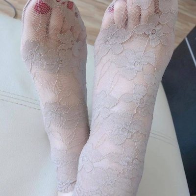 美脚搭配肉色蕾丝袜 新买的袜子怎么样！