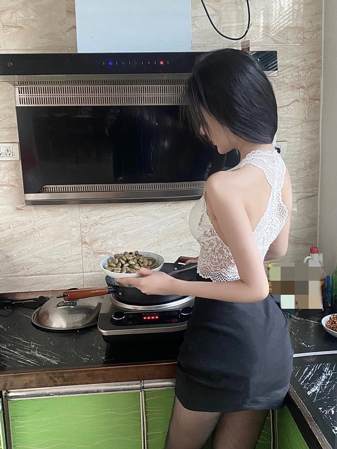 厨房美女极品尤物背影杀 炒的这是啥菜_2