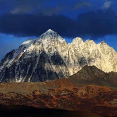 实拍亚拉雪山“东方的白牦牛山”唯美图